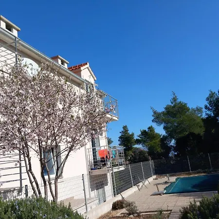 25 King's Landing In * Supetar